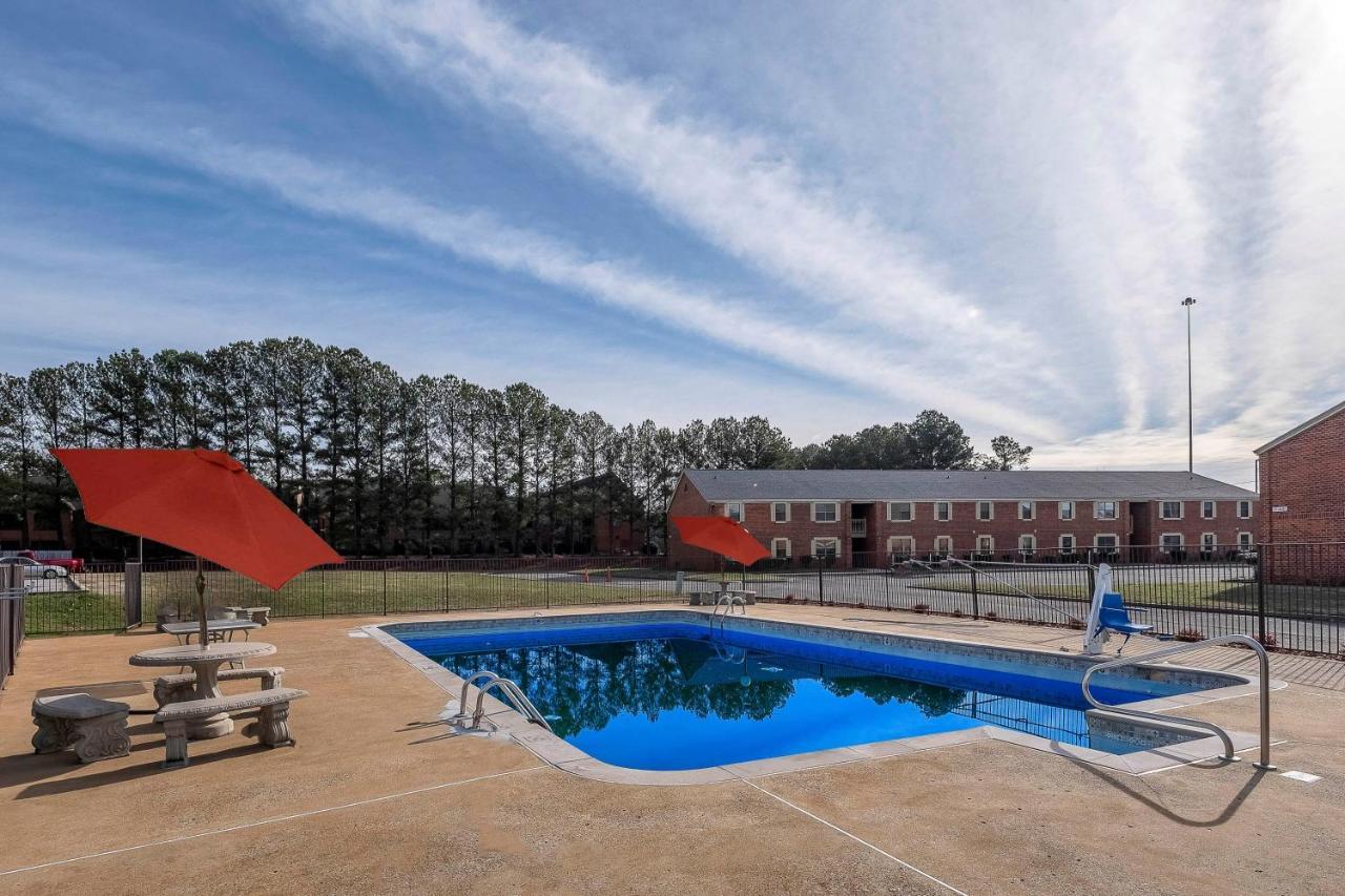 Hotel Red Roof Plus+ Huntsville